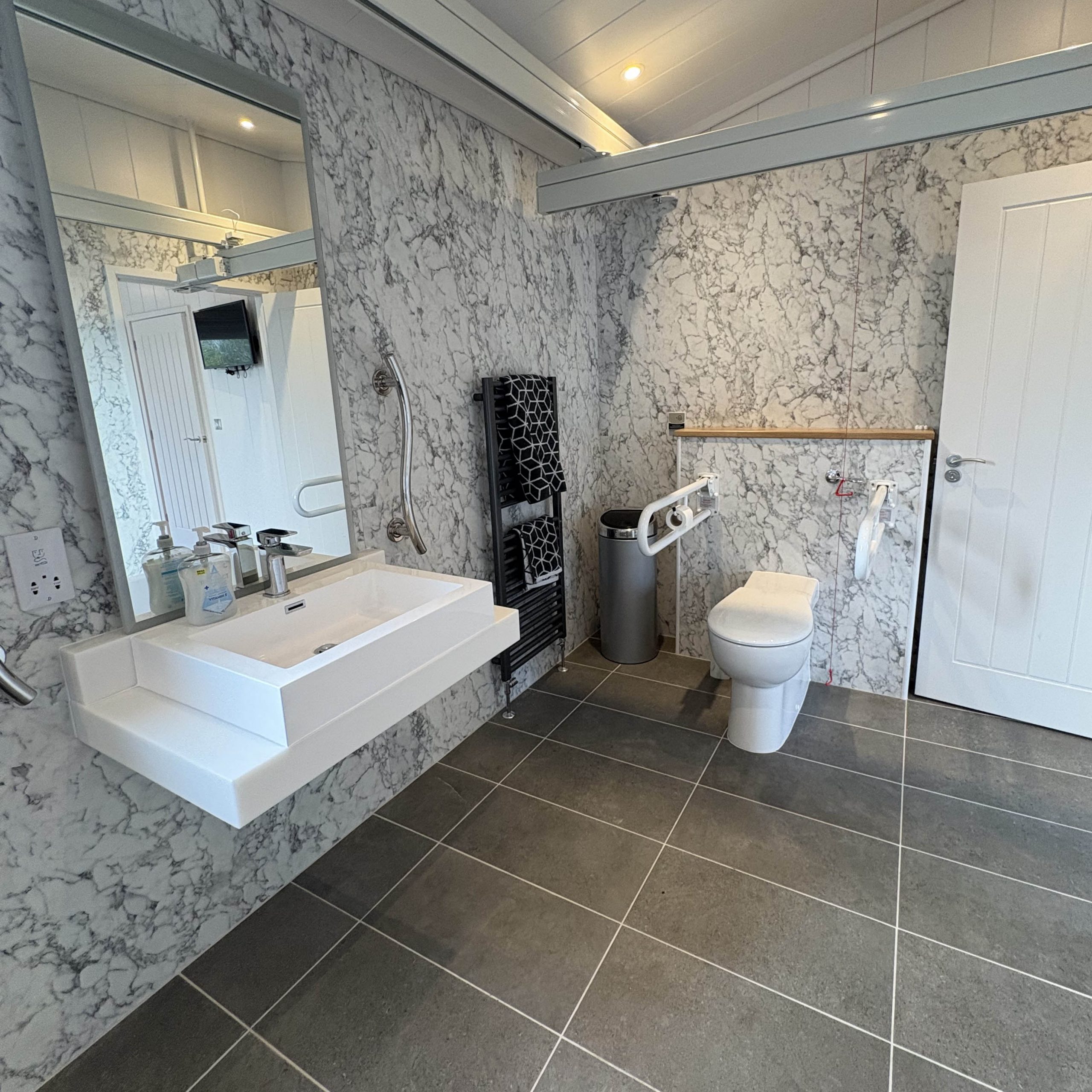 The Bank, Accessible accommodation in Herefordshire, lakeside retreat, fully accessible holiday